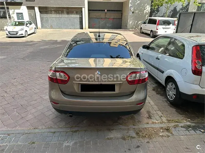 Usado Renault Fluence LIMITED 110 CV (80 kW) 2014 Gris / plata Berlina