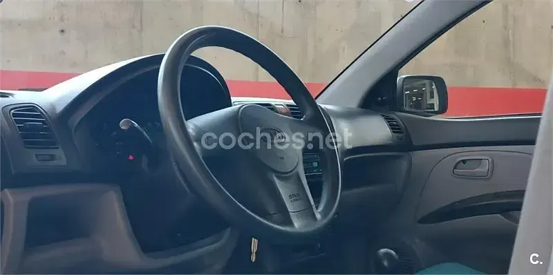 Usado Kia Picanto LX 65 CV (47 kW) 2005 Gris / plata Utilitario