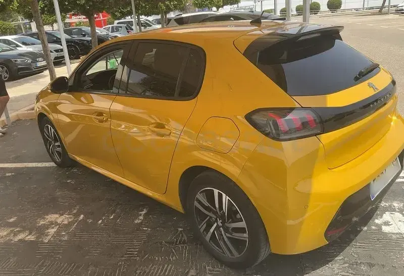 Usado Peugeot 208 Active 100 CV (73 kW) 2021 Amarillo Utilitario