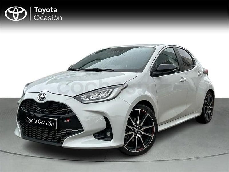 Usado Toyota Yaris Hybrid Sport 116 CV (85 kW) 2023 Gris / plata Berlina