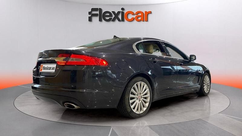 Usado Jaguar XF R-Sport 200 CV (147 kW) 2015 Negro Berlina