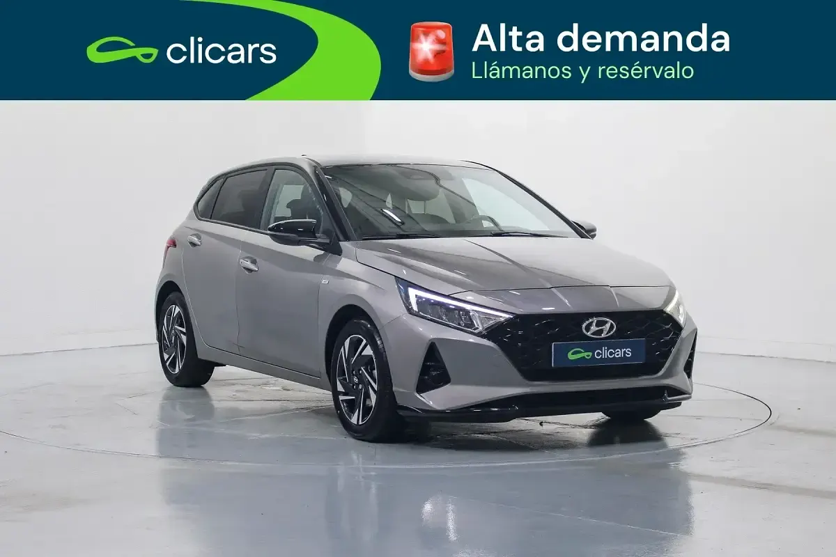 Usado Hyundai i20 100 CV (73 kW) 2023 Gris Utilitario
