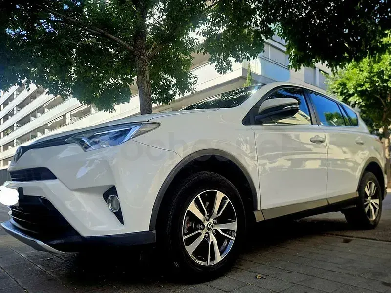 Usado Toyota RAV4 Executive 150 CV (110 kW) 2016 Blanco SUV
