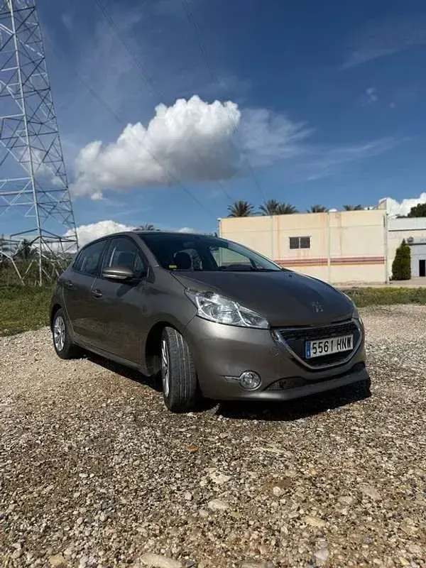 Usado Peugeot 208 Allure 68 CV (50 kW) 2013 Marrón Utilitario