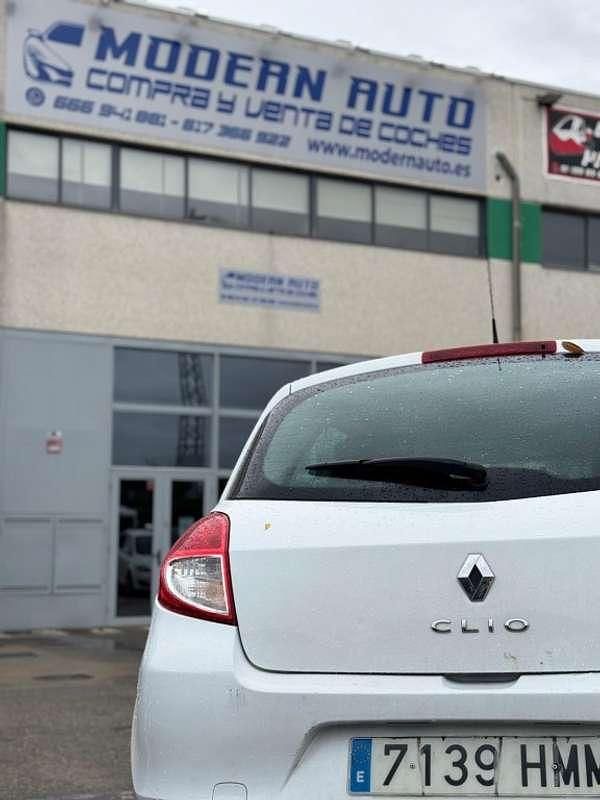 Blanco Usado 2012 Renault Clio IV Authentique Utilitario | 4300 € (Buen precio) - Imagen 1/4