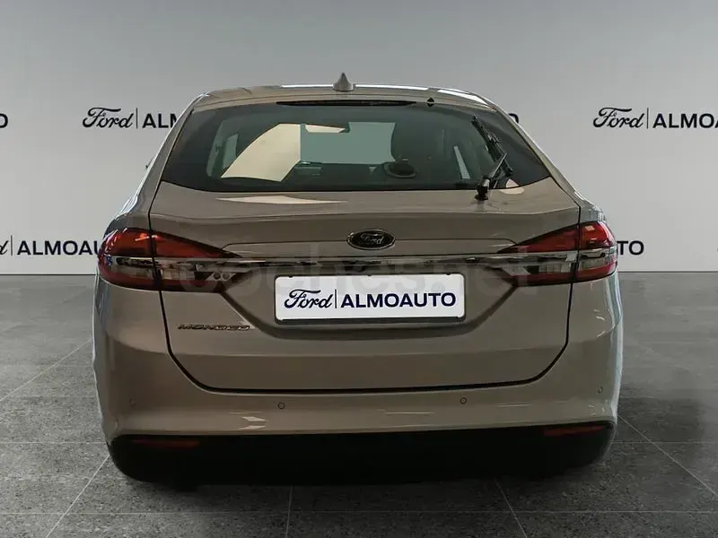 Usado Ford Mondeo Trend 150 CV (110 kW) 2020 Gris / plata Berlina