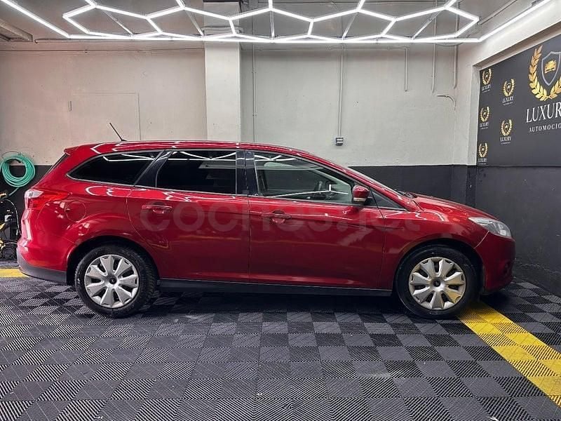 Usado Ford Focus Trend 95 CV (69 kW) 2012 Rojo Berlina