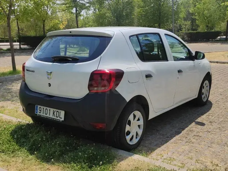 Usado Dacia Sandero Base 73 CV (53 kW) 2017 Blanco Berlina
