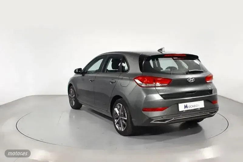 Usado Hyundai i30 110 CV (80 kW) 2022 Gris Berlina