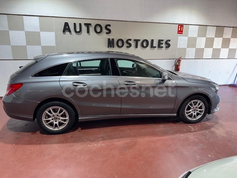 Usado Mercedes CLA180 Shooting Brake 122 CV (89 kW) 2018 Gris / plata Familiar