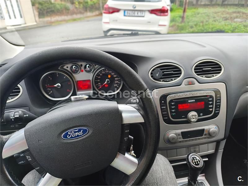 Usado Ford Focus Trend 115 CV (84 kW) 2010 Blanco Berlina