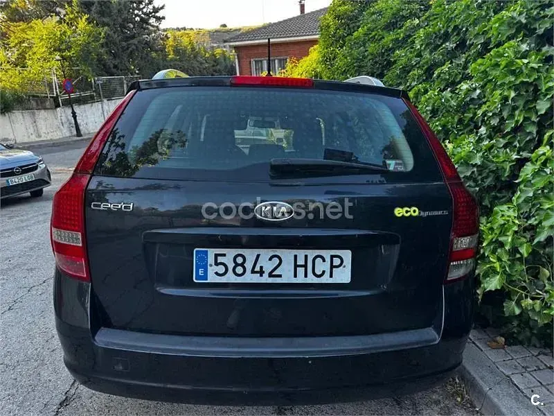 Usado Kia Ceed 90 CV (66 kW) 2011 Negro Utilitario