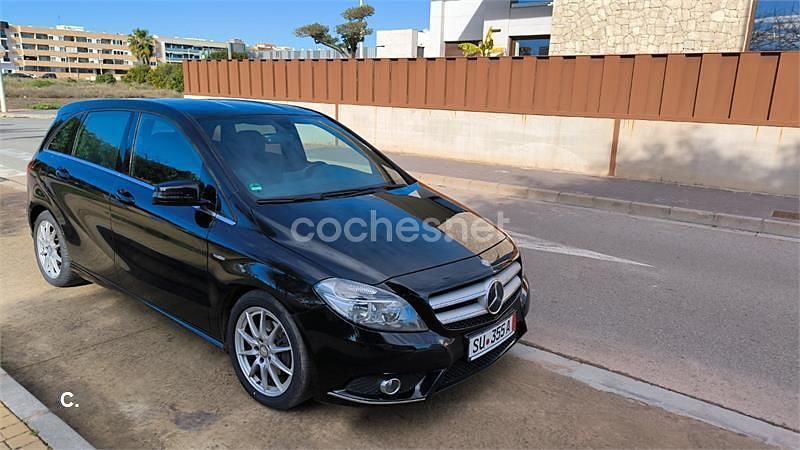 Usado Mercedes B180 122 CV (89 kW) 2012 Negro Monovolumen