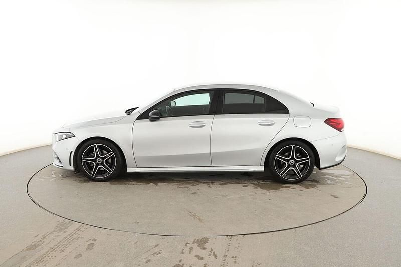 Usado Mercedes A180 AMG line 136 CV (100 kW) 2022 Gris Berlina