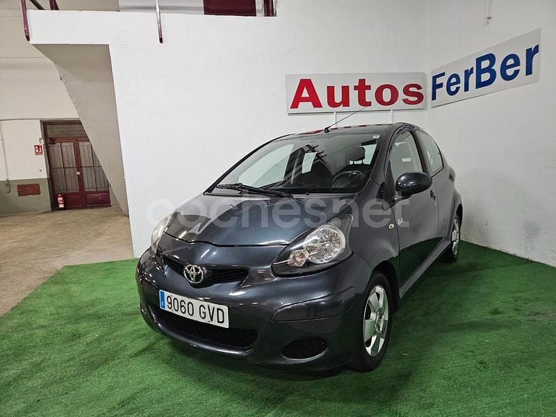 Gris / plata Usado 2010 Toyota Aygo Utilitario | 5900 € (Un poco caro) - Imagen 1/4