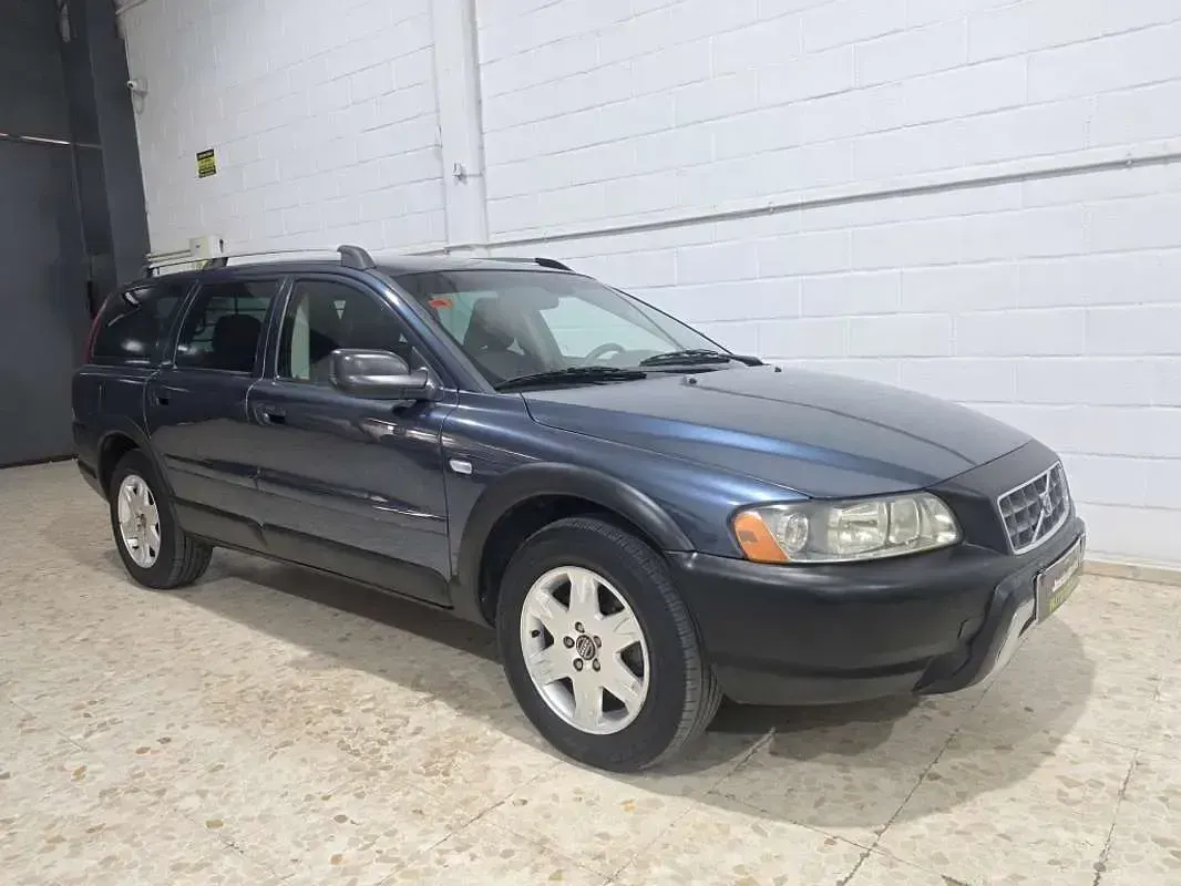 Usado Volvo XC70 Momentum 185 CV (136 kW) 2005 Azul Familiar