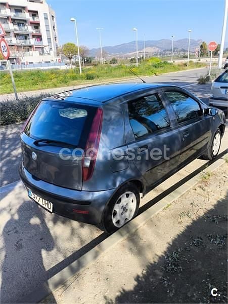 Usado Fiat Punto Dynamic 60 CV (44 kW) 2005 Gris / plata Utilitario