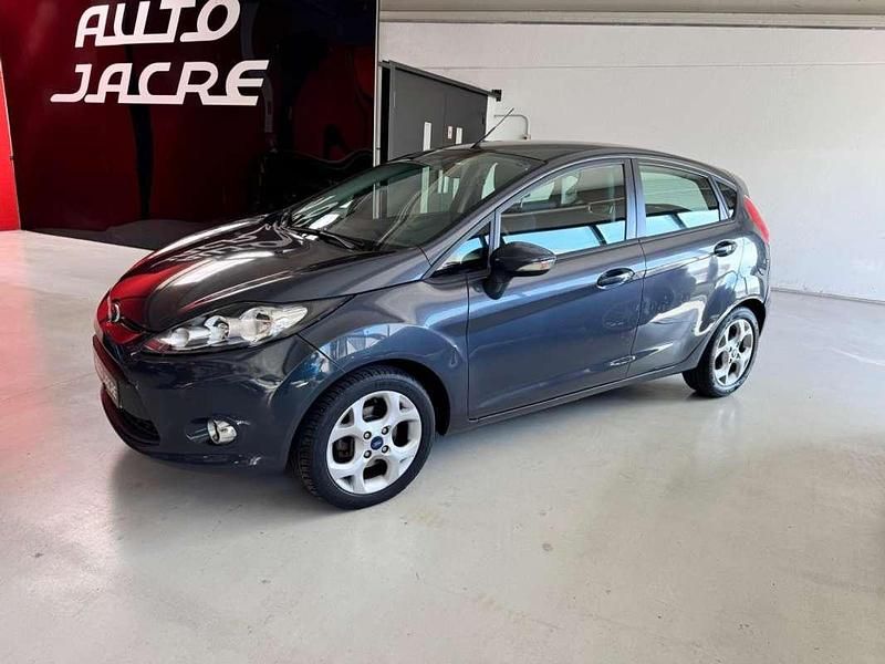 Usado Ford Fiesta Titanium 95 CV (69 kW) 2013 Gris Utilitario