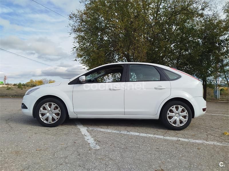 Usado Ford Focus Trend 90 CV (66 kW) 2011 Blanco Berlina