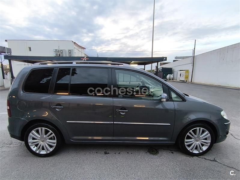 Usado VW Touran Highline 170 CV (125 kW) 2007 Gris / plata Monovolumen