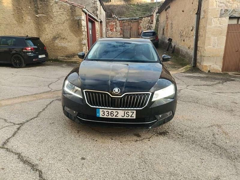 Usado Skoda Superb Style 150 CV (110 kW) 2016 Negro Berlina