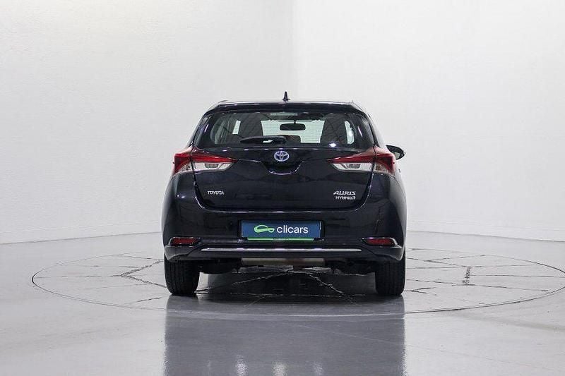 Usado Toyota Auris Hybrid Active 136 CV (100 kW) 2016 Negro Berlina