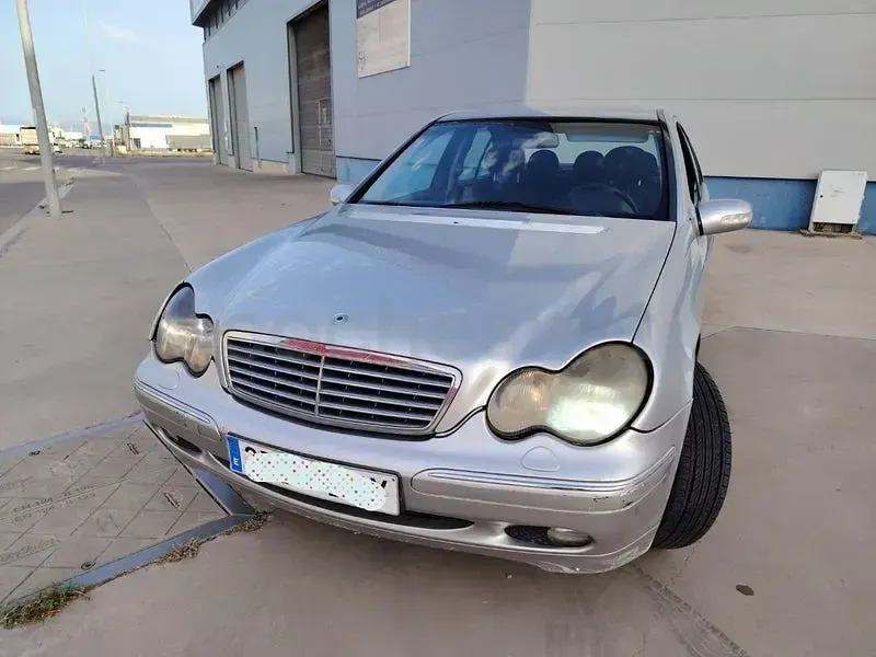 Usado Mercedes C220 Elegance 143 CV (105 kW) 2002 Gris / plata Berlina