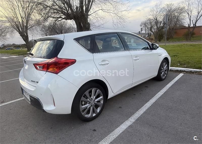 Usado Toyota Auris Hybrid Active 136 CV (100 kW) 2014 Blanco Berlina