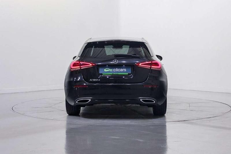 Usado Mercedes A180 116 CV (85 kW) 2019 Negro Utilitario