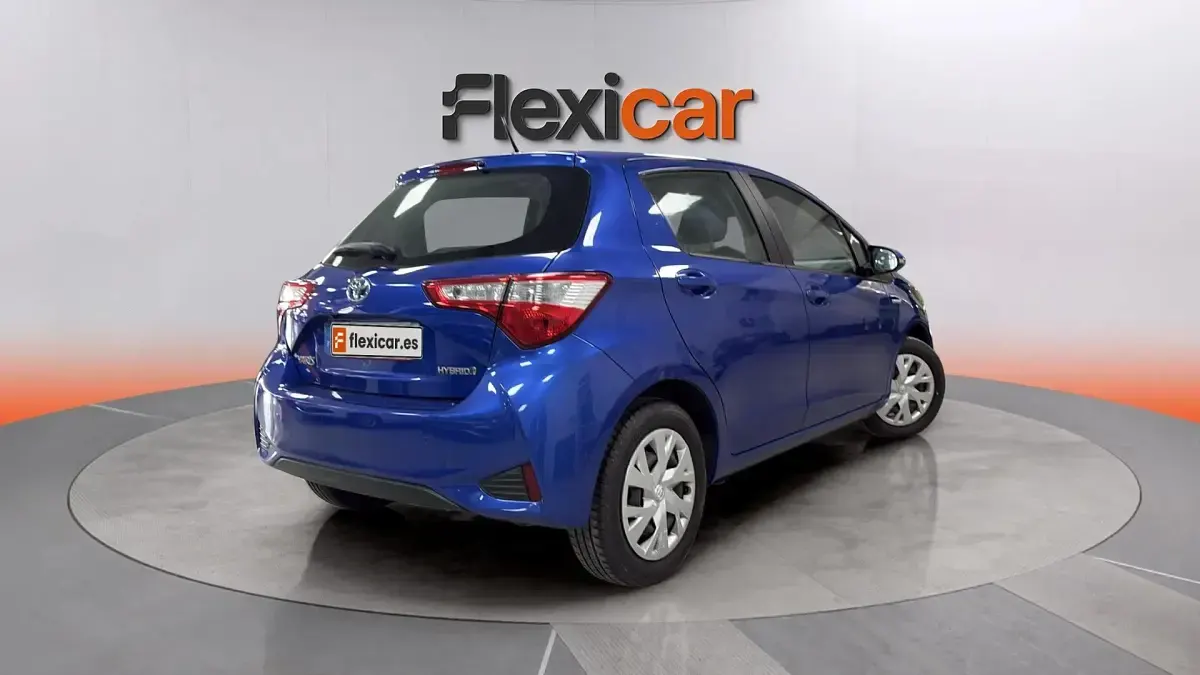 Usado Toyota Yaris Hybrid Active 100 CV (73 kW) 2020 Azul Berlina