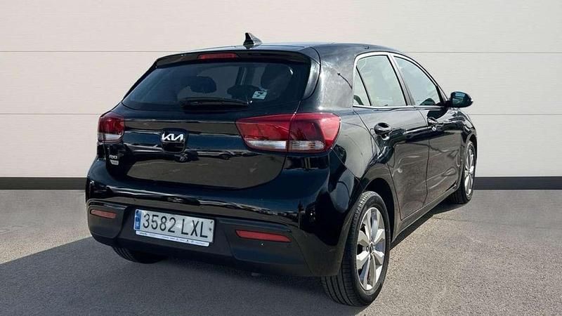 Käytetty Kia Rio 101 HP (74 kW) 2022 Musta Sedan