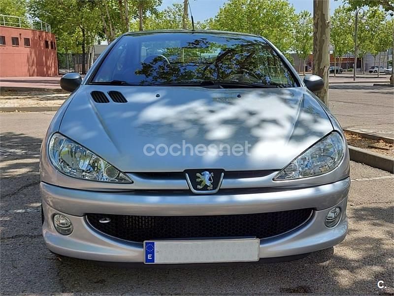 Usado Peugeot 206 CC 110 CV (80 kW) 2005 Gris / plata Descapotable