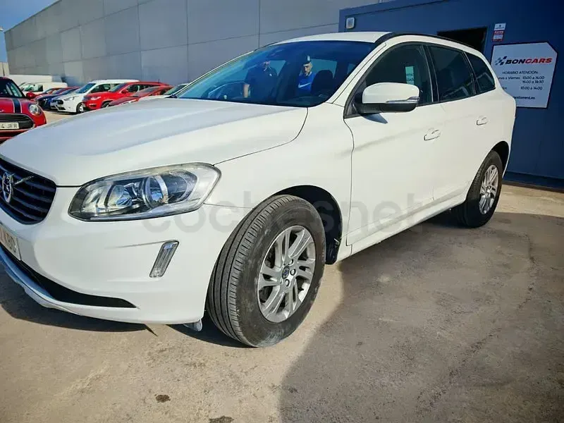Usado Volvo XC60 R-Design Momentum 150 CV (110 kW) 2017 Blanco SUV