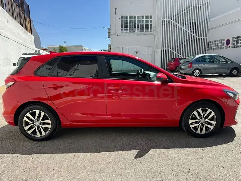 Usado Hyundai i30 120 CV (88 kW) 2020 Rojo Berlina