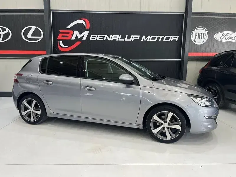 Usado Peugeot 308 Style 130 CV (95 kW) 2017 Gris / plata Berlina