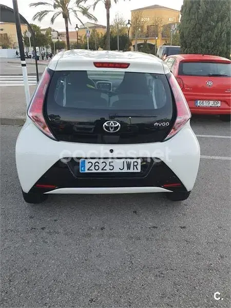 Usado Toyota Aygo X-play 69 CV (50 kW) 2017 Blanco Utilitario