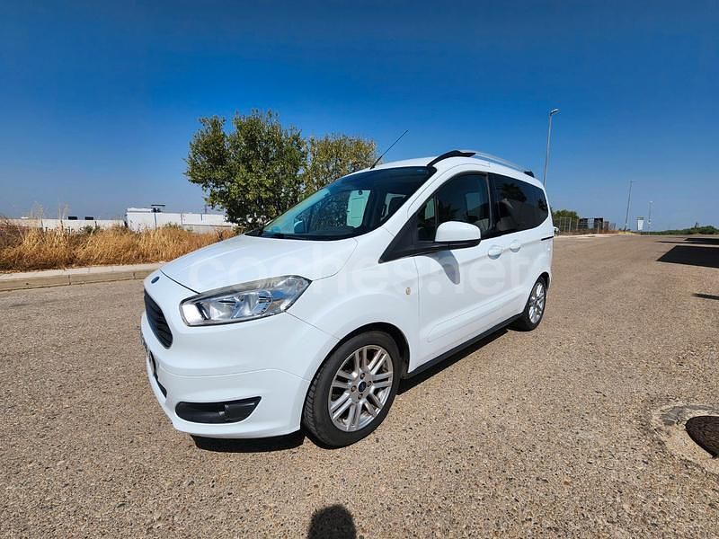 Usado Ford Tourneo Courier Titanium 100 CV (73 kW) 2015 Blanco Monovolumen