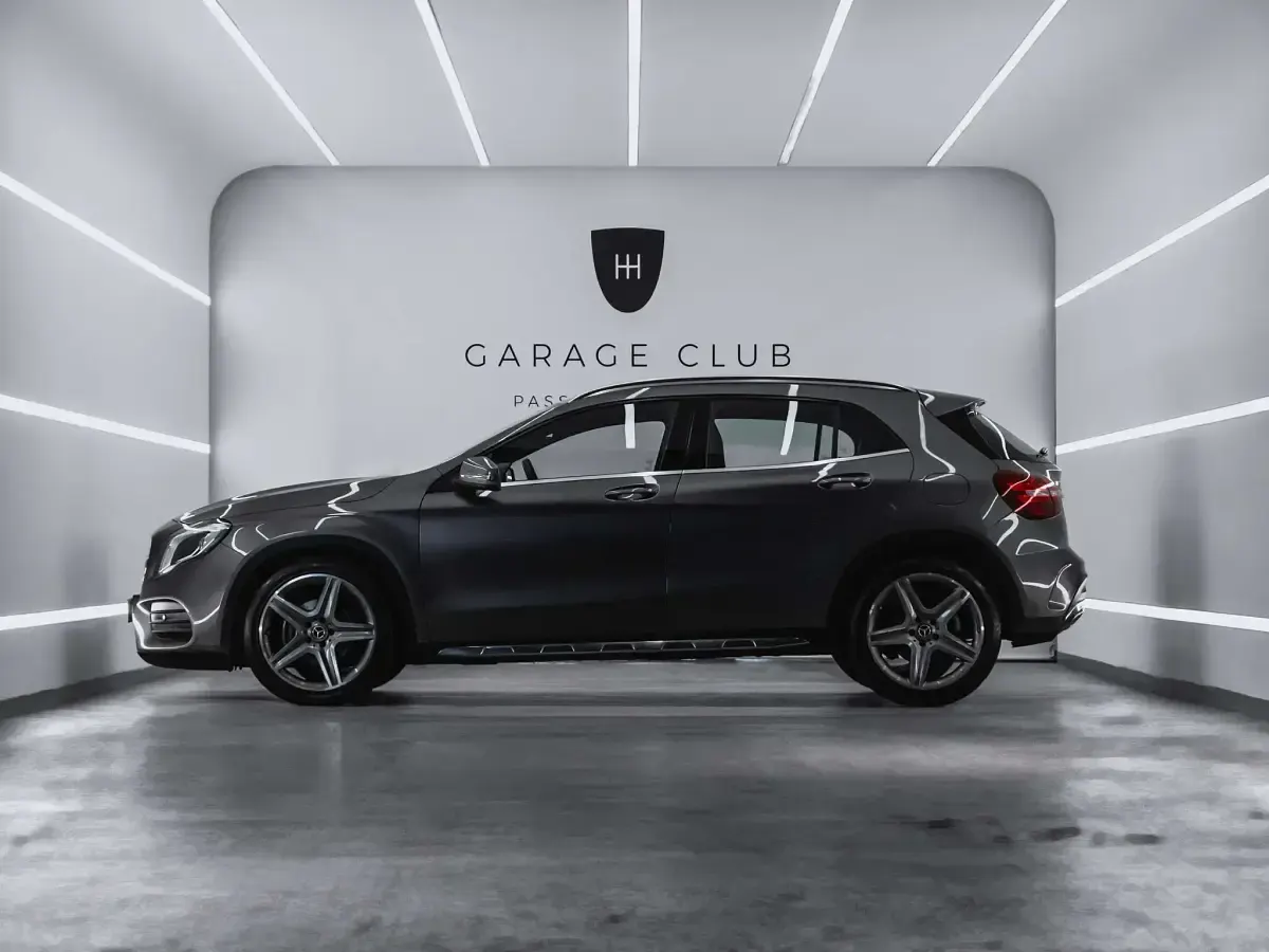 Usado Mercedes GLA180 AMG line 122 CV (89 kW) 2019 Gris SUV