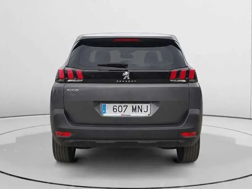 Usado Peugeot 5008 Active 136 CV (100 kW) 2024 Gris SUV