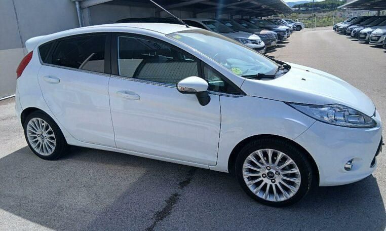 Begagnad Ford Fiesta Titanium 69 HK (50 kW) 2011 Vit Halvkombi
