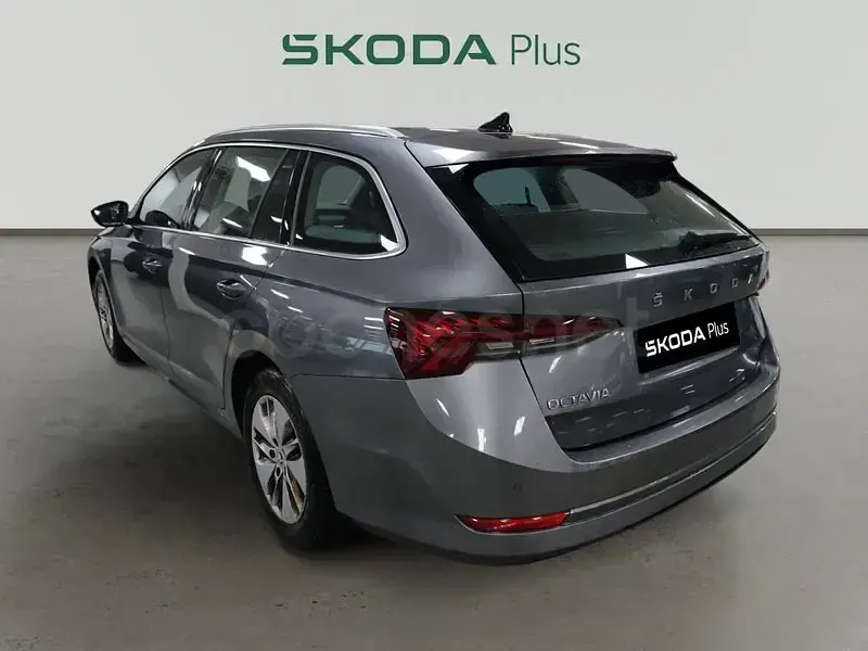 Usado Skoda Octavia Ambition 115 CV (84 kW) 2023 Gris / plata Familiar