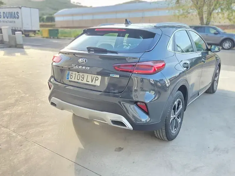 Usado Kia XCeed 141 CV (103 kW) 2022 Gris / plata SUV