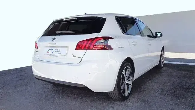 Usado Peugeot 308 Allure 130 CV (95 kW) 2019 Blanco