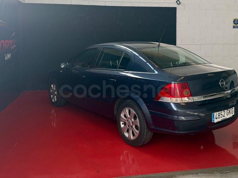 Usado Opel Astra Cosmo 110 CV (80 kW) 2008 Negro Berlina