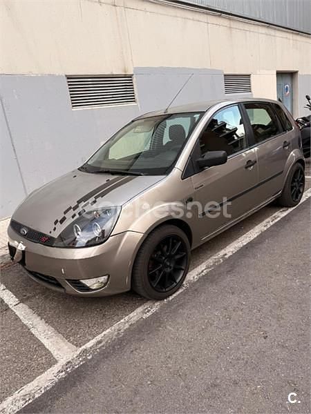 Gris / plata Usado 2004 Ford Fiesta Trend Berlina | 2000 € (Precio justo) - Imagen 1/4