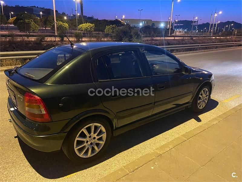 Usado Opel Astra 100 CV (73 kW) 1998 Verde Berlina