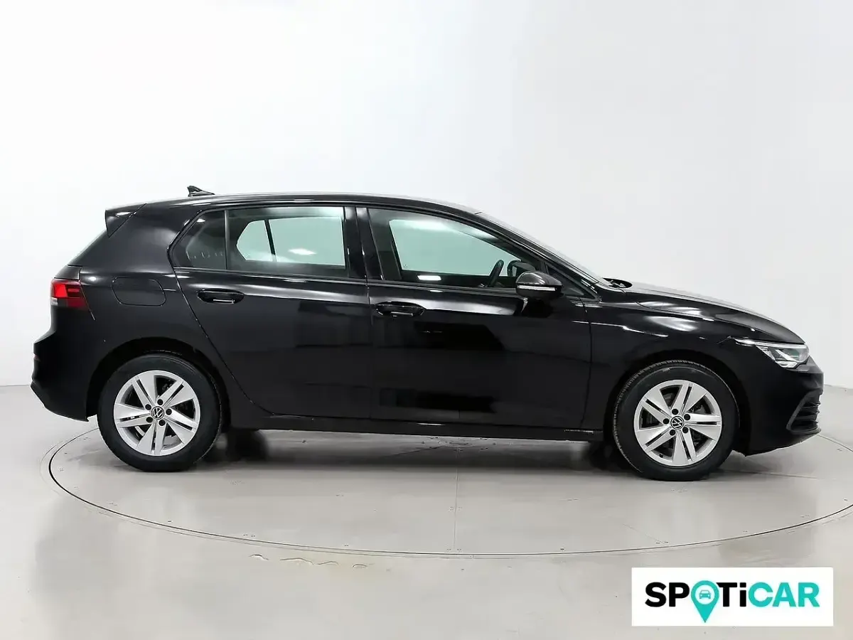 Begagnad VW Golf VIII Life 131 HK (96 kW) 2022 Svart Sedan