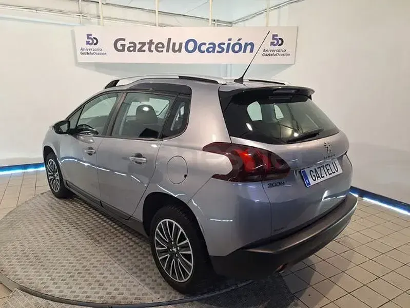 Usado Peugeot 2008 Signature Sky 100 CV (73 kW) 2019 Gris / plata SUV