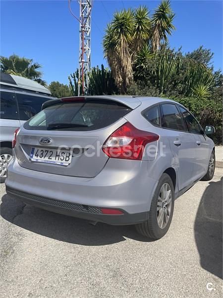 Usado Ford Focus Trend 125 CV (91 kW) 2013 Gris / plata Berlina
