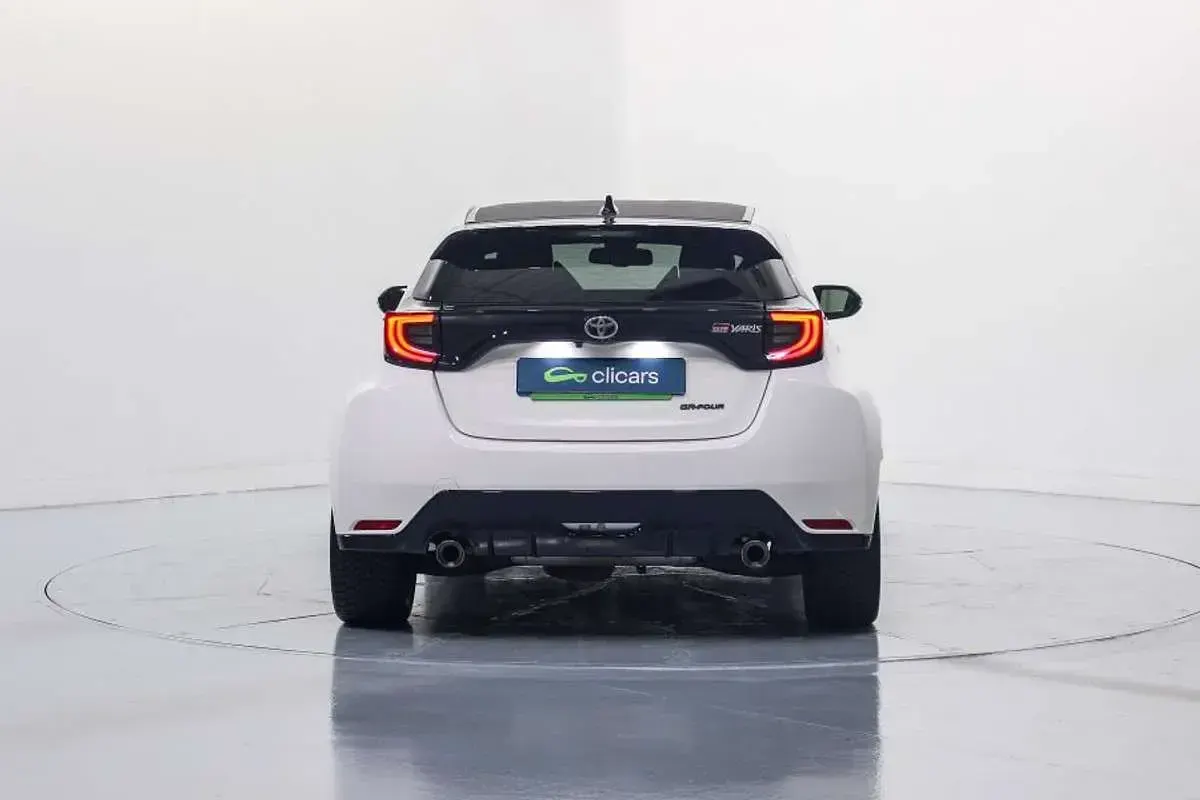Usado Toyota Yaris 261 CV (191 kW) 2021 Blanco Utilitario